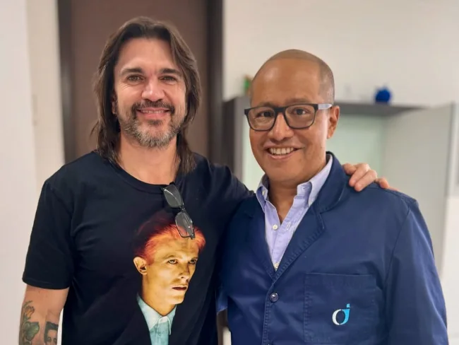 Juanes junto al Dr. Alejandro Fajardo, en una fotografía autorizada para la web